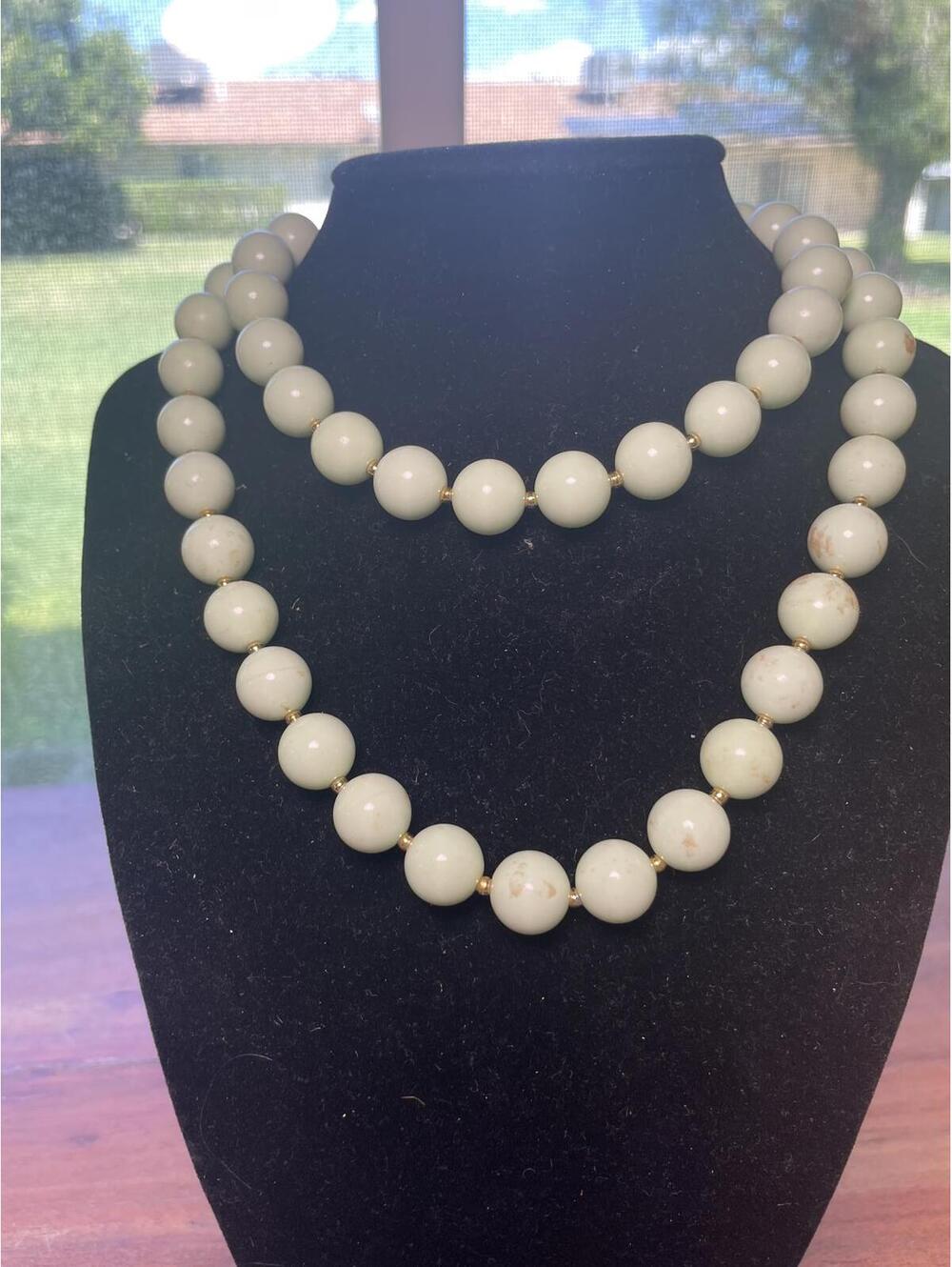 Vintage Lucite Bead Necklace with Uranium Flecks: A Unique Retro Piece